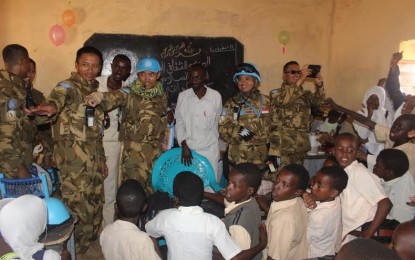 Jelang Kemerdekaan RI, Pasukan Garuda Kunjungi Sekolah di Darfur