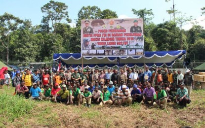 Ribuan Masyarakat Mimika Saksikan Aksi Terjun Payung TNI