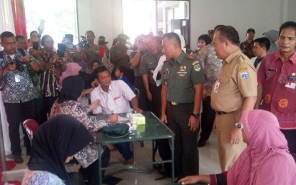 Warga Serbu Layanan TNI Manunggal KB Kesehatan