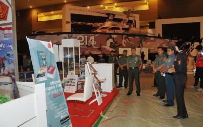 Kapuspen TNI Tinjau Stand TNI di Indo Defence Expo 2016