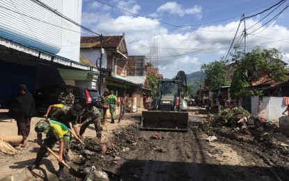 Kostrad Sapu Bersih Sampah dan Lumpur PascaBanjir Bima
