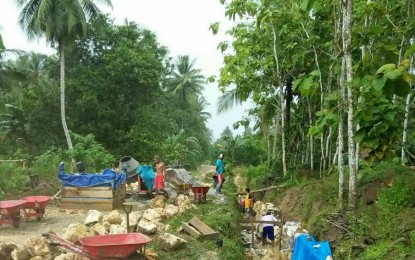 Meski Hujan Satgas TMMD Bersama Rakyat Genjot Pembangunan Drainase