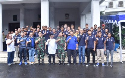 Panglima TNI Silaturahmi dengan Aremania di Kota Malang
