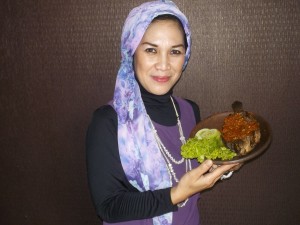 Ida Susilowati dan menu masakan penyet (Foto indonesiajurnal.com)