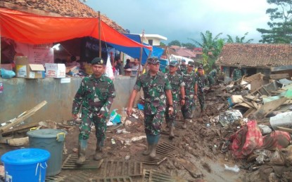 Pangdivif 1 Kostrad Kunjungi Posko Banjir Bandang Kostrad di Garut