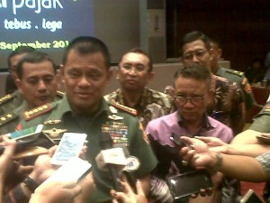 Panglima TNI Jenderal TNI Gatot Nurmantyo dan Dirjen Pajak Ken Dwijugiasteadi saat sosialisasi Tax Amnesty di Mabes TNI Cilangkap, Jakarta Timur, , Rabu (21/09/2016). (Foto: Iwan/indonesiajurnal.com)