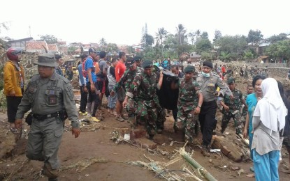 Pasukan Kostrad Bantu Evakuasi Banjir Bandang di Garut