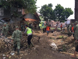 pascabanjir-bandang-garut-prajurit-kostrad-gelar-bakti-sosial