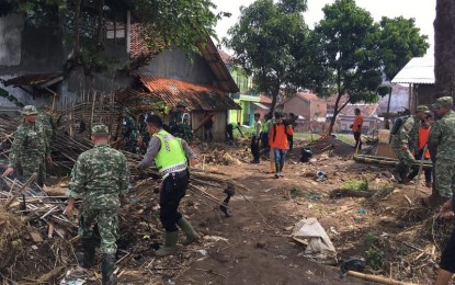 PascaBanjir Bandang Garut, Prajurit Kostrad Gelar Bakti Sosial