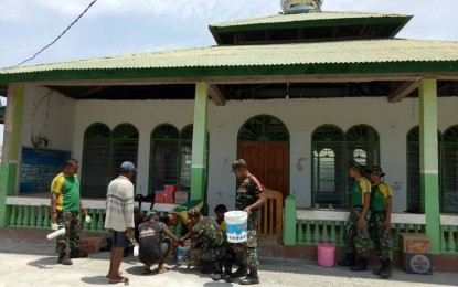 Satgas Yonif Raider 321 Kostrad Karya Bakti Pengecatan Masjid Almubin di Desa Humusu Wini