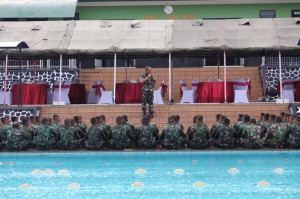 30.Pangkostrad Tinjau Lomba Renang Militer dan Sepak Bola