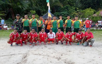 Satgas Yonif Raider 515 Kostrad Gelar Pertandingan Sepakbola dengan Masyarakat Nusa Laut