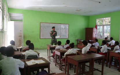 Anggota TNI Satgas Yonif MR 411/Pdw Kostrad Bantu Mengajar di Sekolah Perbatasan