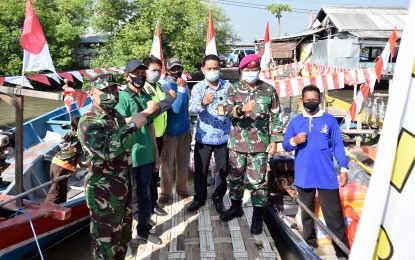 Karya Bakti TNI Pasmar 2 Renovasi Rumah dan Mushola