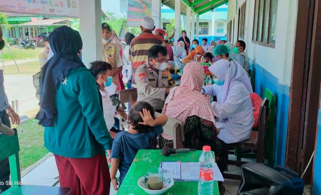 UPTD Puskesmas Pebayuran-Polres Bekasi Gelar Vaksinasi untuk Warga dan Pelajar