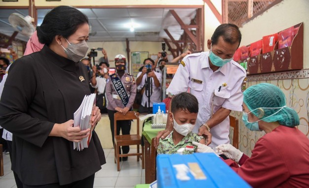 Ketua DPR Tinjau Vaksinasi Anak SD di Boyolali